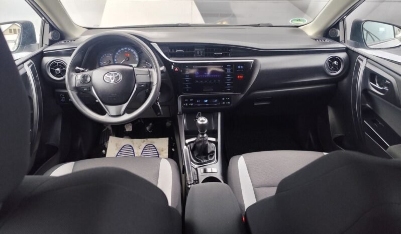 Toyota Auris pilnas