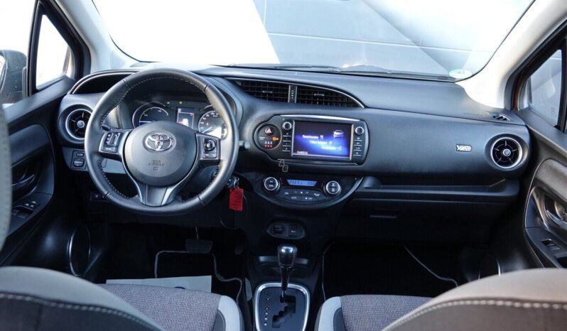 Toyota Yaris pilnas