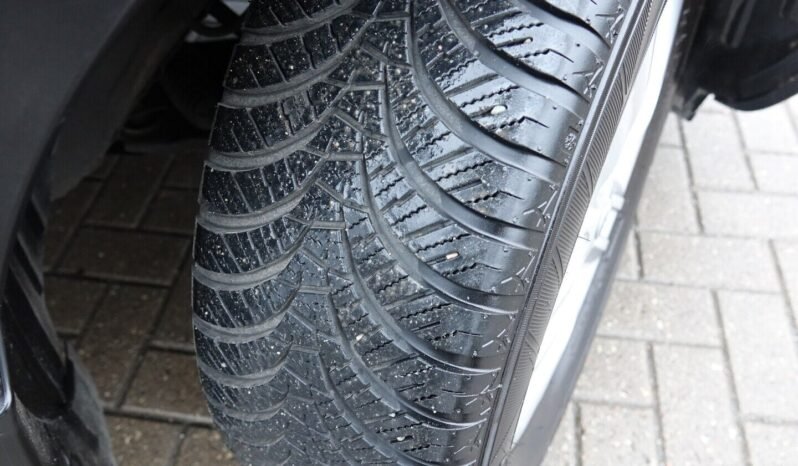 Nissan Qashqai pilnas