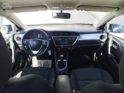 Toyota Auris pilnas