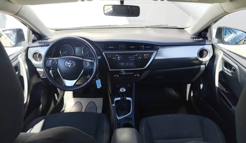 Toyota Auris pilnas