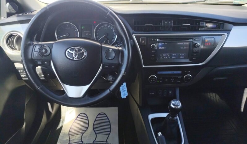 Toyota Auris pilnas