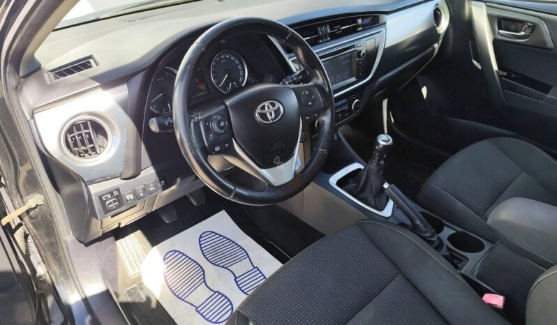 Toyota Auris pilnas