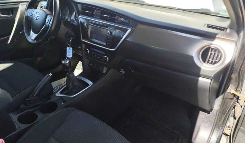 Toyota Auris pilnas
