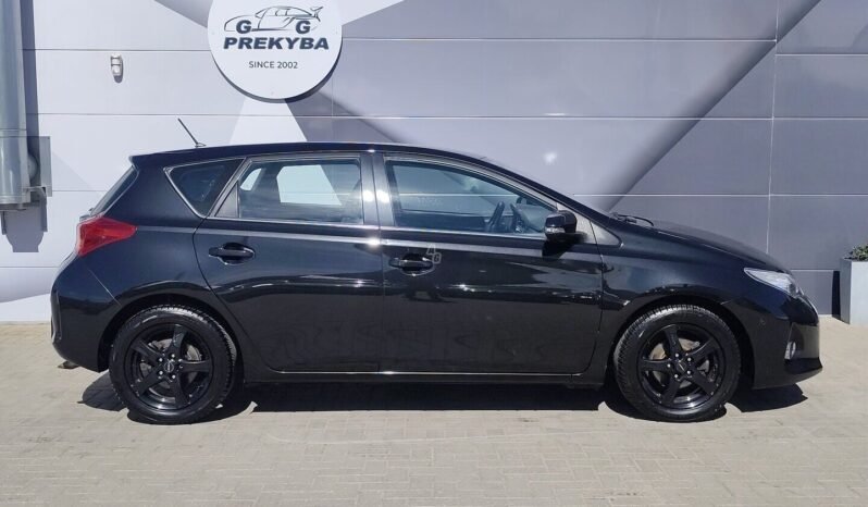 Toyota Auris pilnas