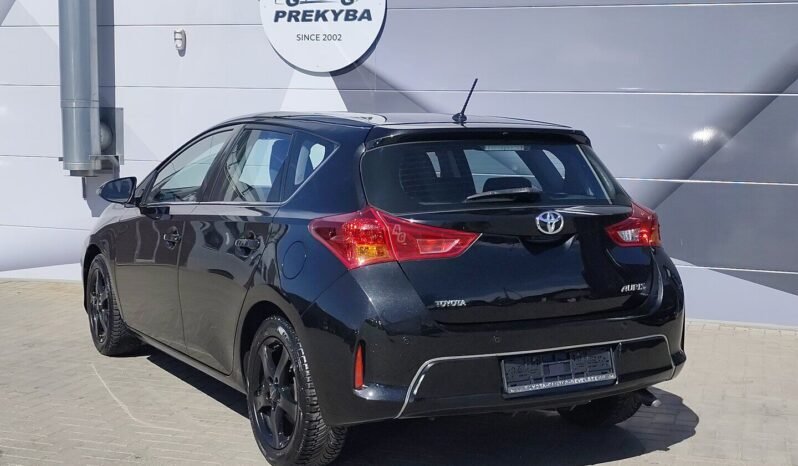 Toyota Auris pilnas