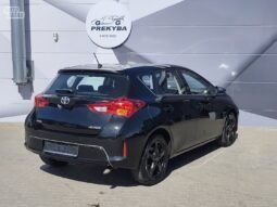 Toyota Auris pilnas