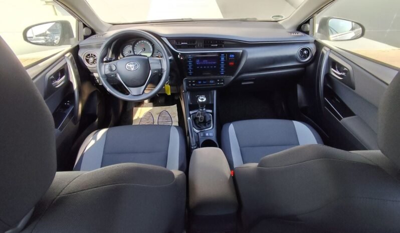 Toyota Auris pilnas