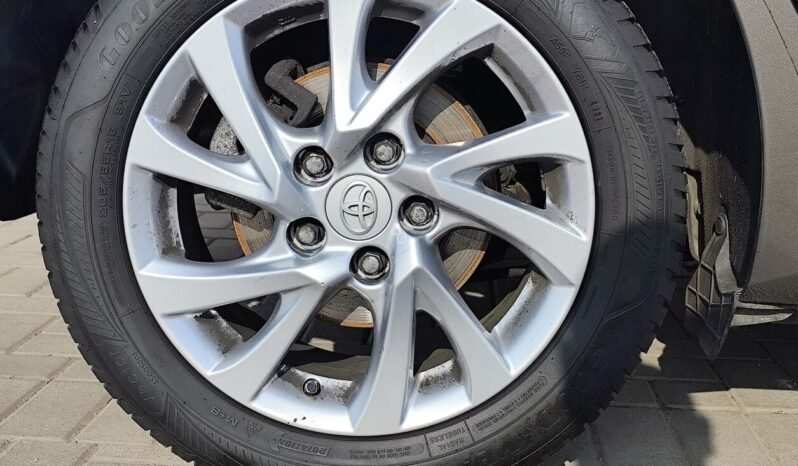 Toyota Auris pilnas