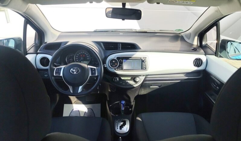 Toyota Yaris pilnas