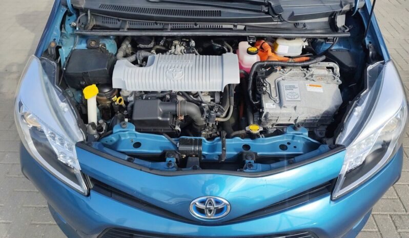 Toyota Yaris pilnas