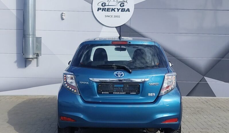 Toyota Yaris pilnas