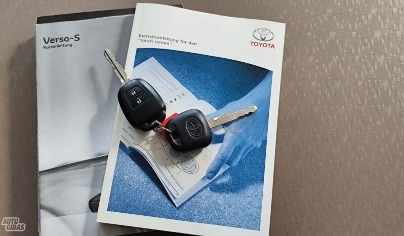 Toyota Verso-S pilnas