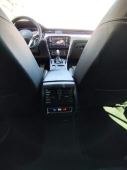Volkswagen Passat pilnas