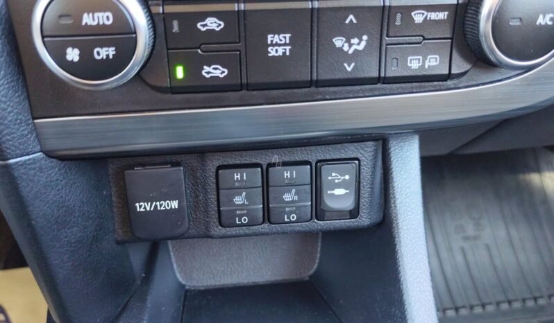 Toyota Auris pilnas