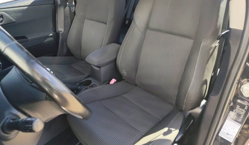 Toyota Auris pilnas