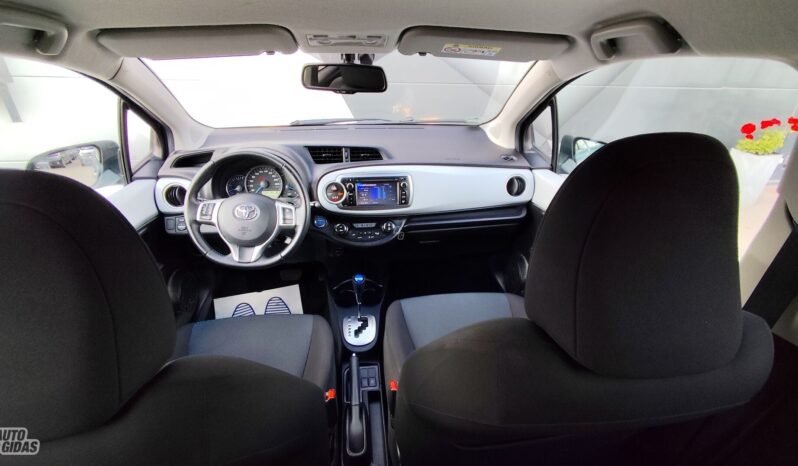 Toyota Yaris pilnas