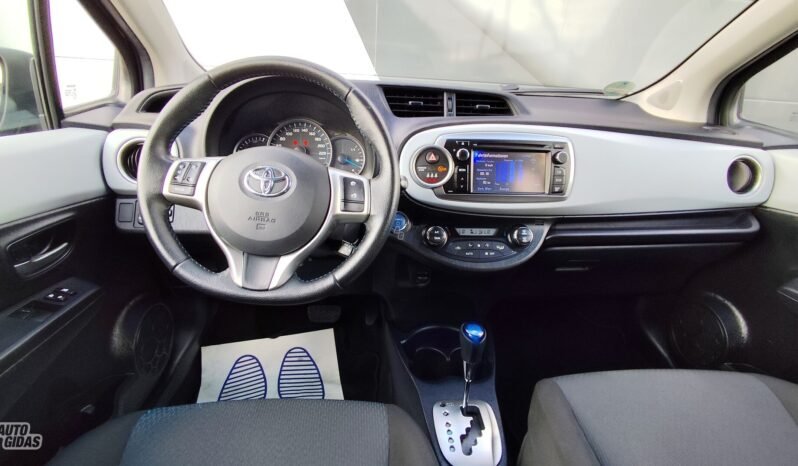 Toyota Yaris pilnas