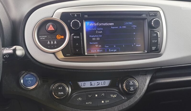 Toyota Yaris pilnas