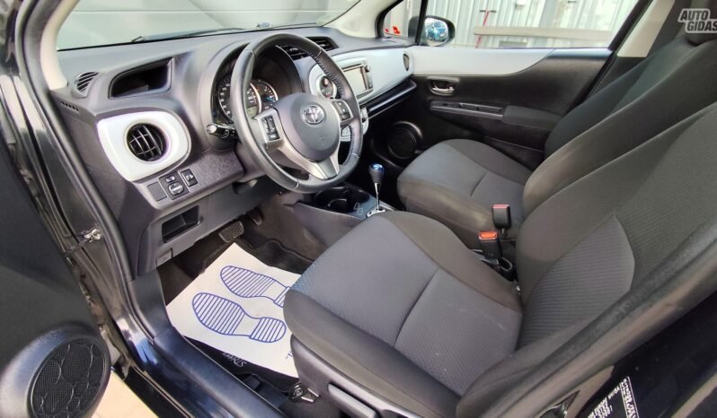 Toyota Yaris pilnas