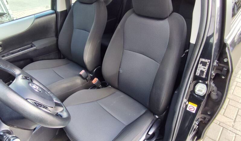 Toyota Yaris pilnas