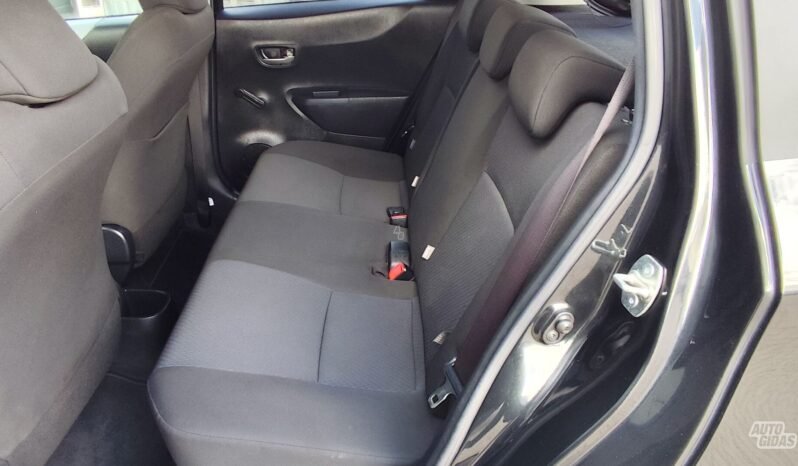 Toyota Yaris pilnas