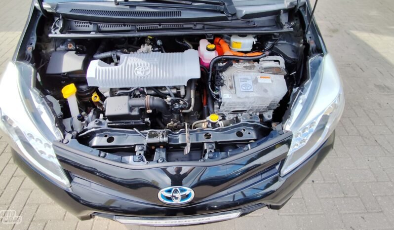 Toyota Yaris pilnas