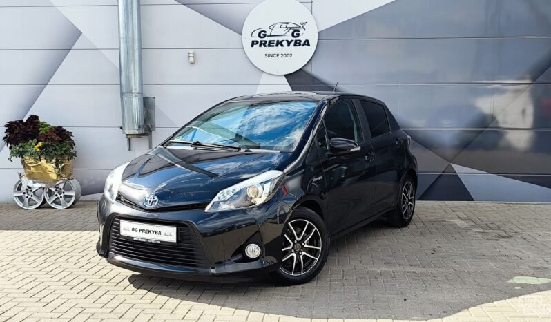 Toyota Yaris pilnas