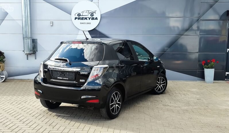 Toyota Yaris pilnas