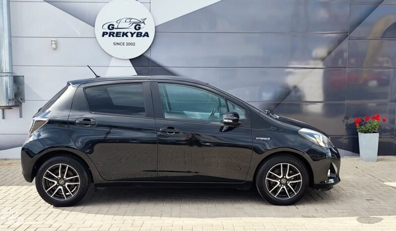 Toyota Yaris pilnas