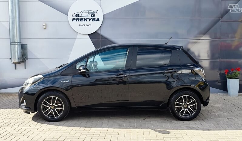 Toyota Yaris pilnas
