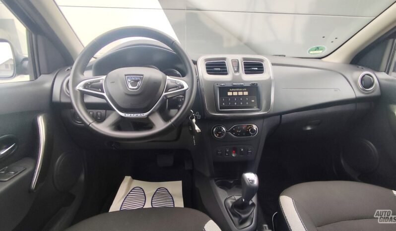 Dacia Logan pilnas