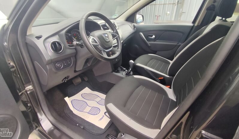 Dacia Logan pilnas