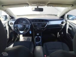 Toyota Auris pilnas