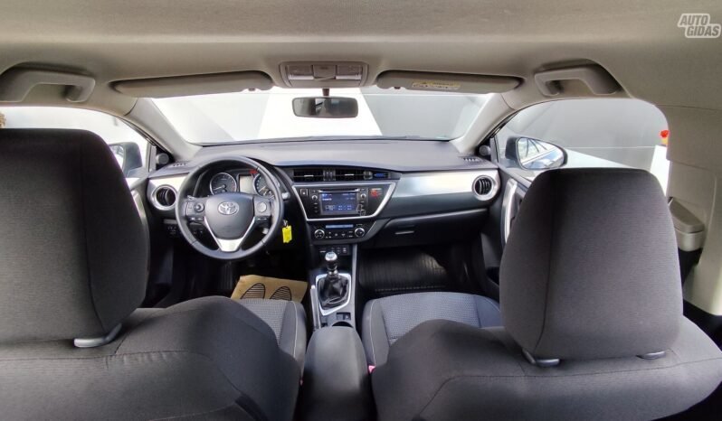 Toyota Auris pilnas