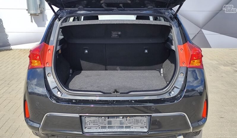 Toyota Auris pilnas