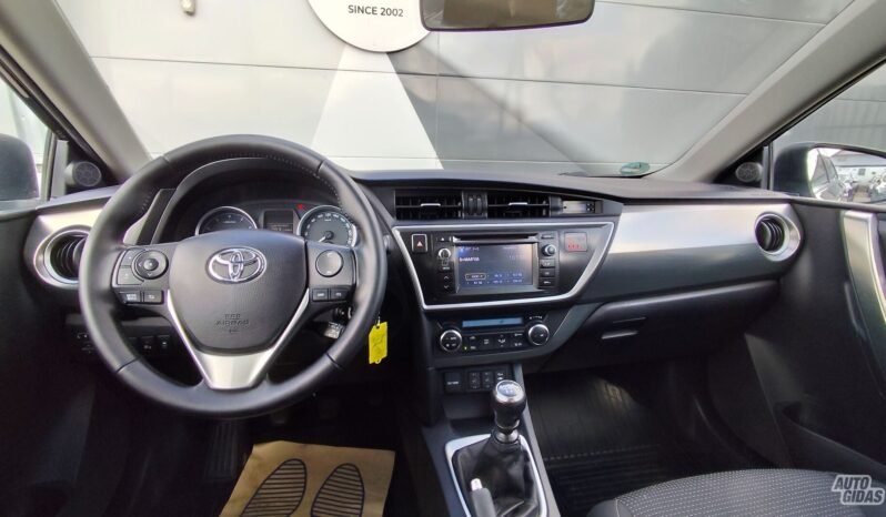 Toyota Auris pilnas