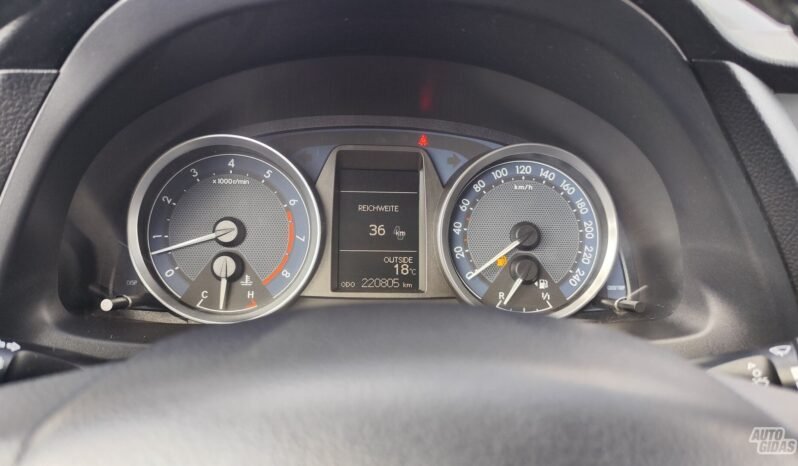 Toyota Auris pilnas
