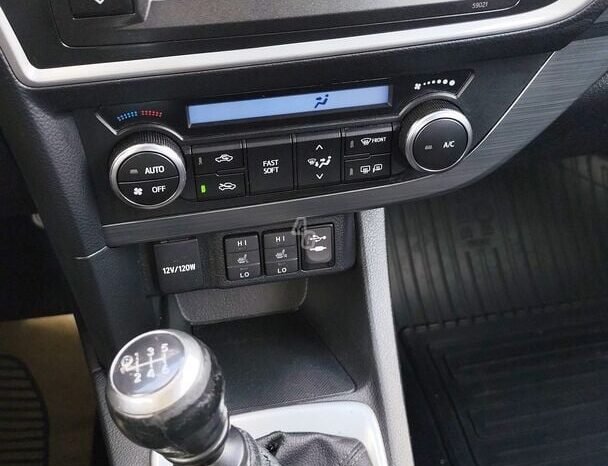 Toyota Auris pilnas
