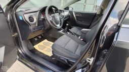 Toyota Auris pilnas