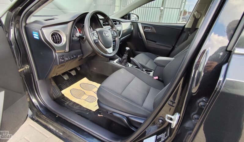 Toyota Auris pilnas