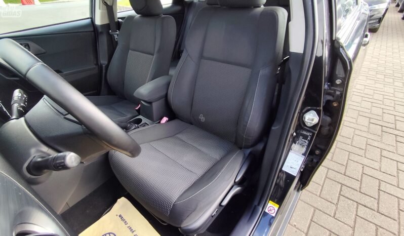 Toyota Auris pilnas