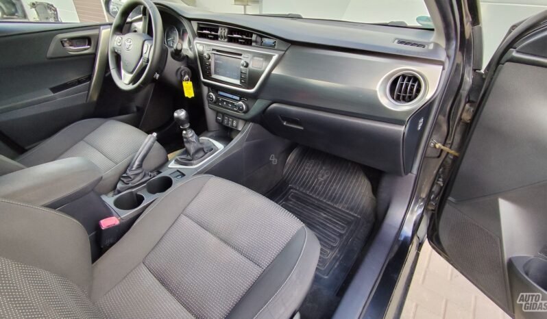 Toyota Auris pilnas