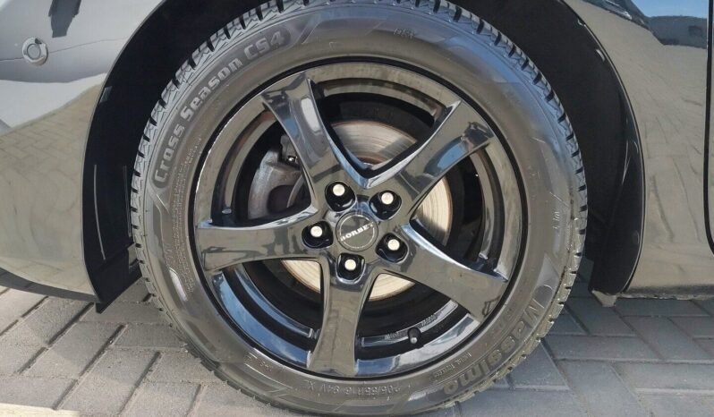Toyota Auris pilnas