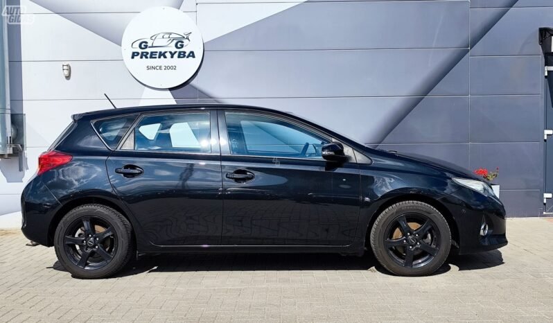 Toyota Auris pilnas