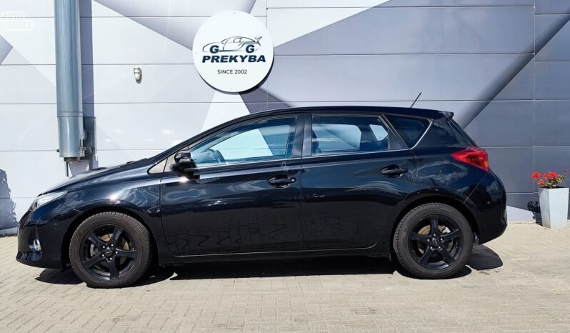 Toyota Auris pilnas