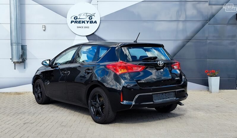 Toyota Auris pilnas